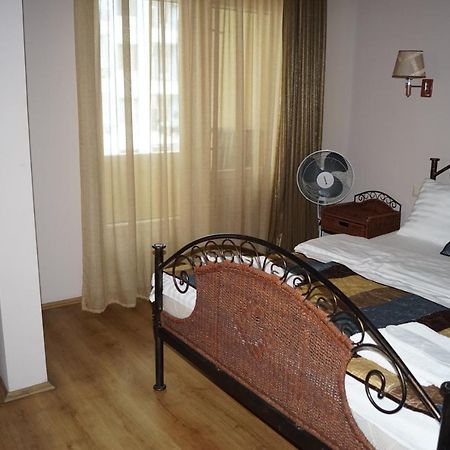 Iar Hotel Батуми Екстериор снимка