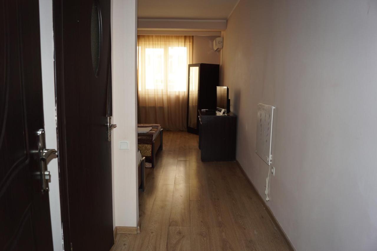Iar Hotel Батуми Екстериор снимка