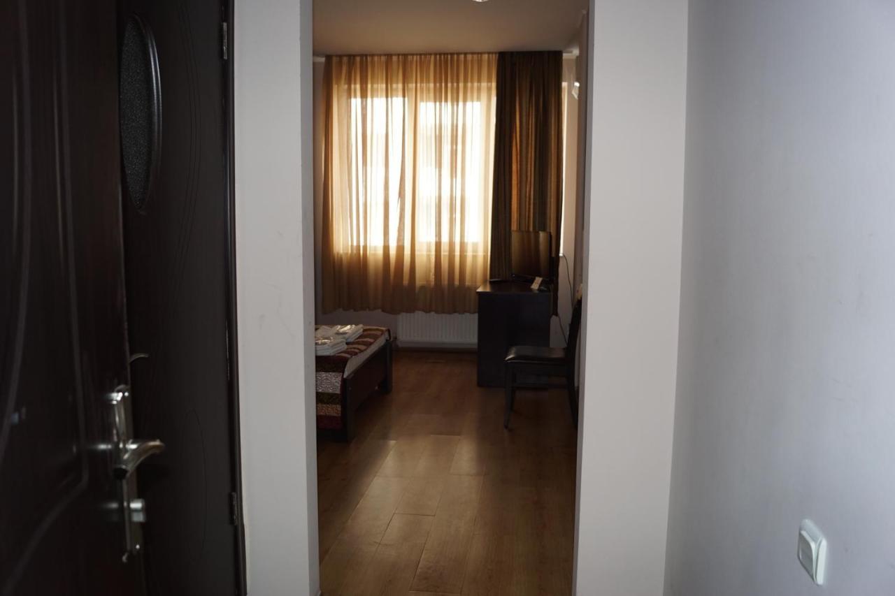 Iar Hotel Батуми Екстериор снимка