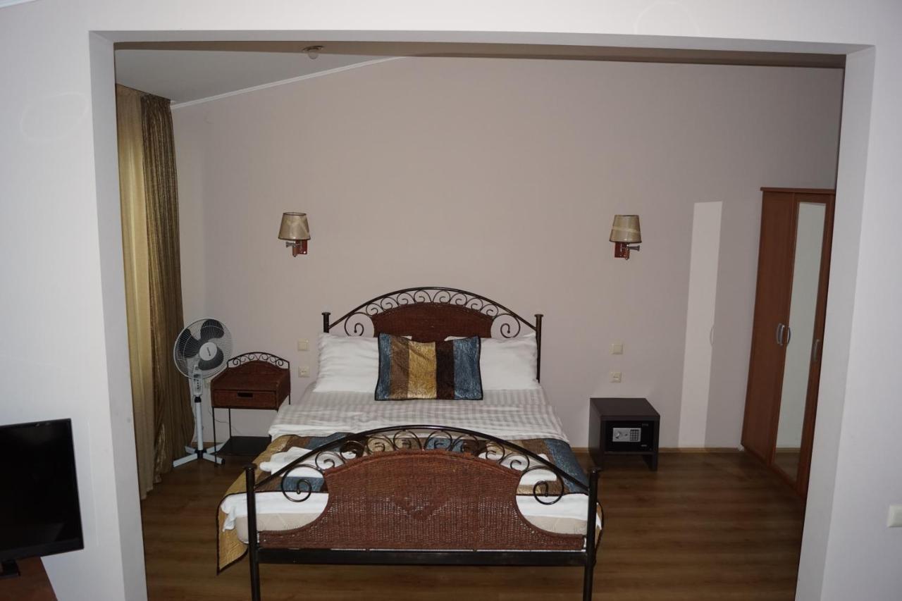 Iar Hotel Батуми Екстериор снимка