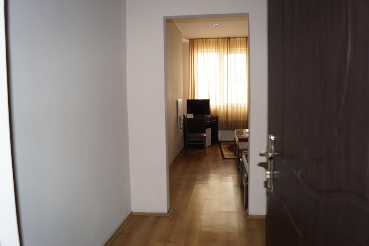 Iar Hotel Батуми Екстериор снимка