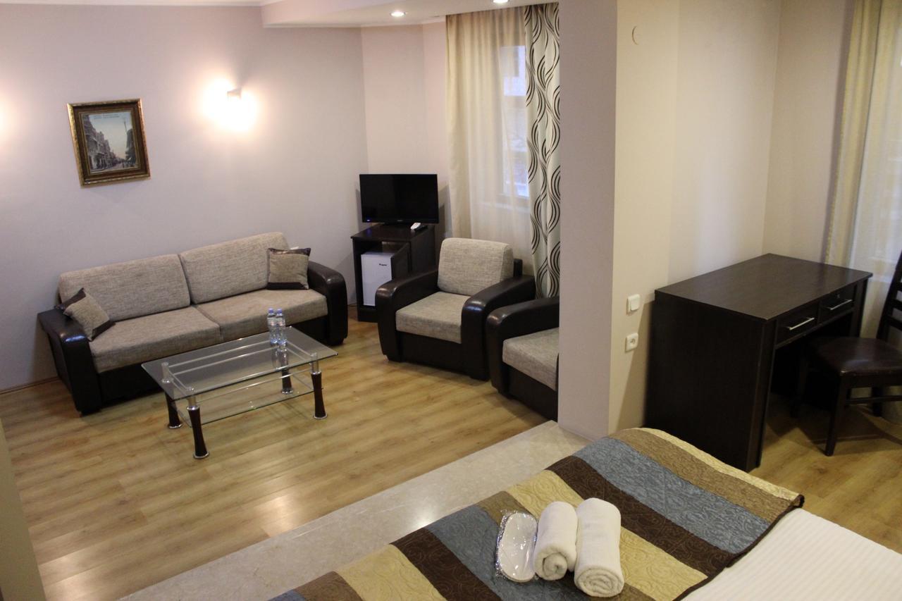 Iar Hotel Батуми Екстериор снимка