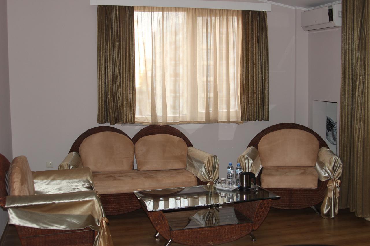 Iar Hotel Батуми Екстериор снимка