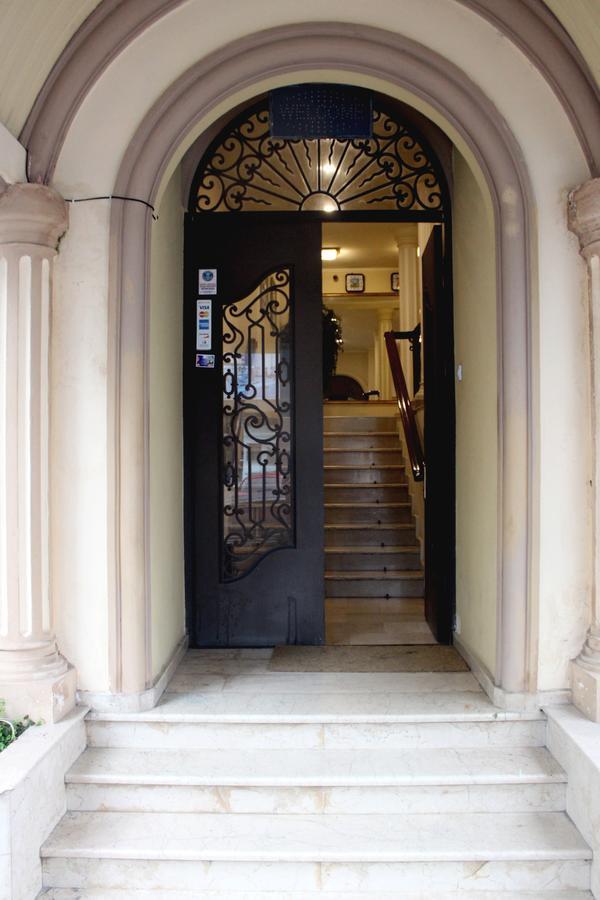 Iar Hotel Батуми Екстериор снимка