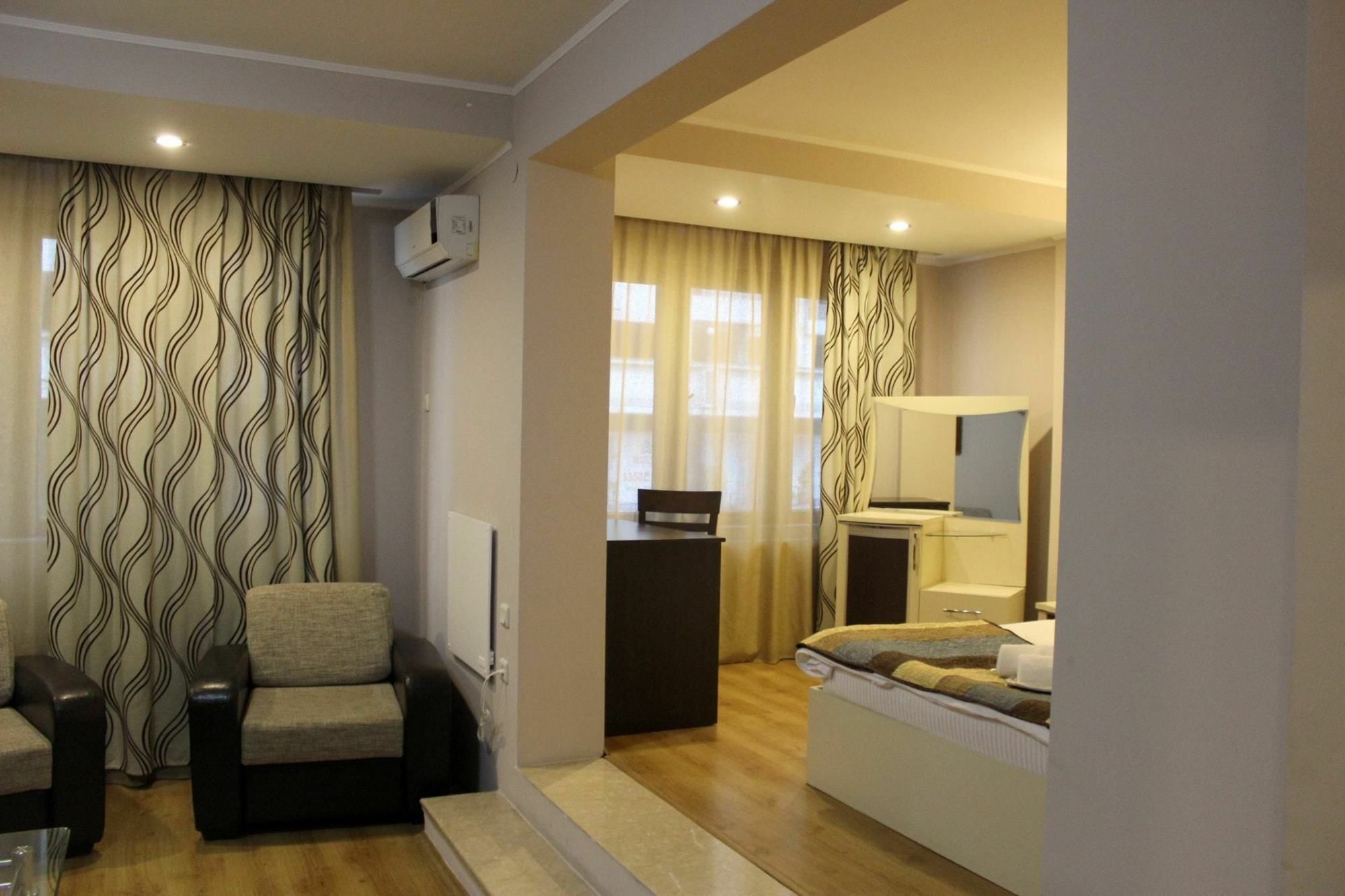 Iar Hotel Батуми Екстериор снимка