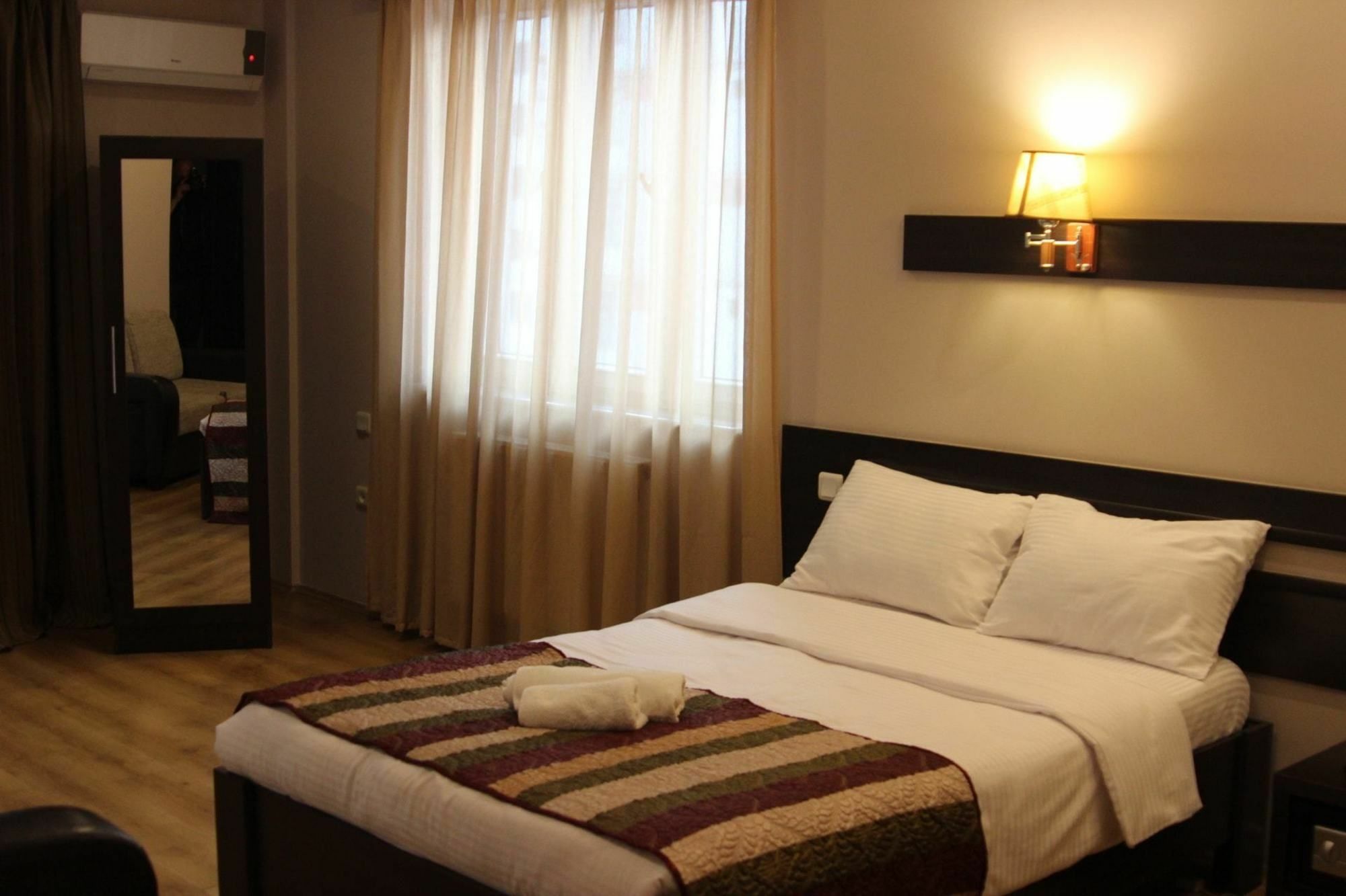 Iar Hotel Батуми Екстериор снимка